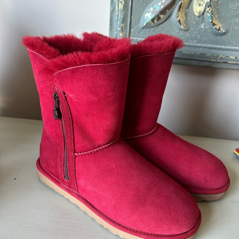 UGG good red zip up 8 authentic Y2K